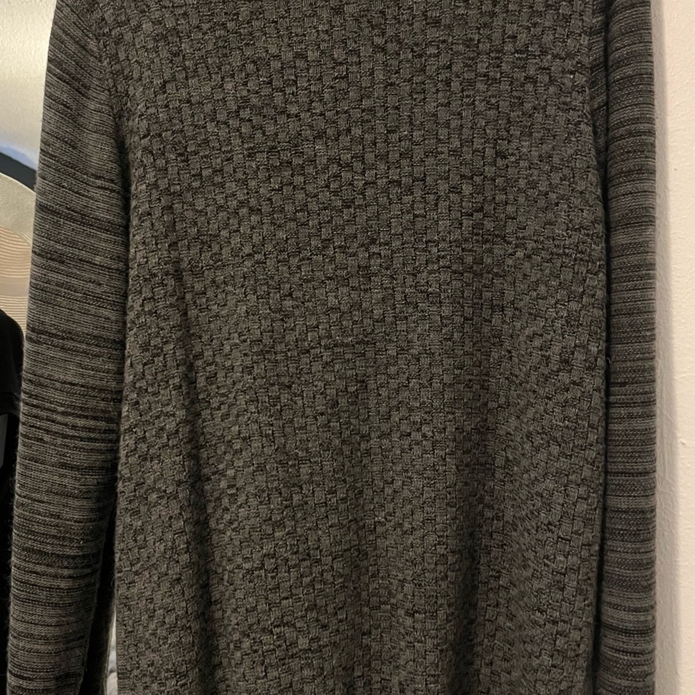 Gray Crewneck Sweater with Textured Knit Pattern
